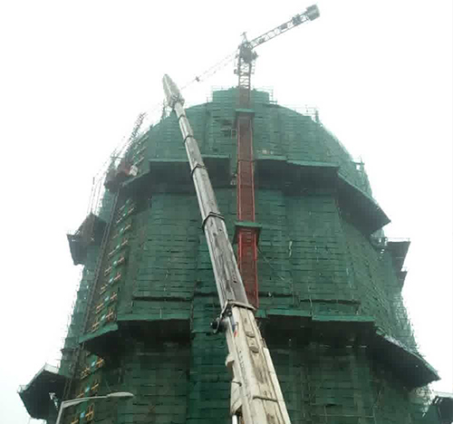 眉山吊车在工地上作业
